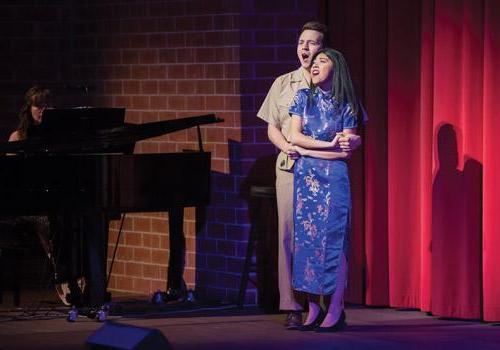 音乐剧学生Nicholas King和Gabby Shaikh表演西贡小姐的《世界最后的夜晚》. Barry lappoint摄