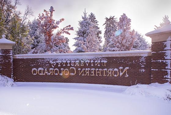北科罗拉多大学的砖招牌上覆盖着一层雪.
